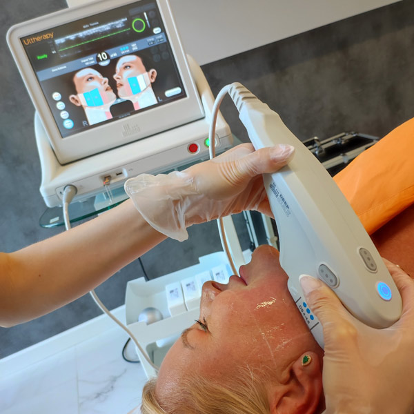 Mimořádně účinný ultrazvukový lifting vybavený navíc zobrazovacím zařízením, na kterém může ošetřující lékař kontrolovat, že míří přesně na to správné místo v podkoží.